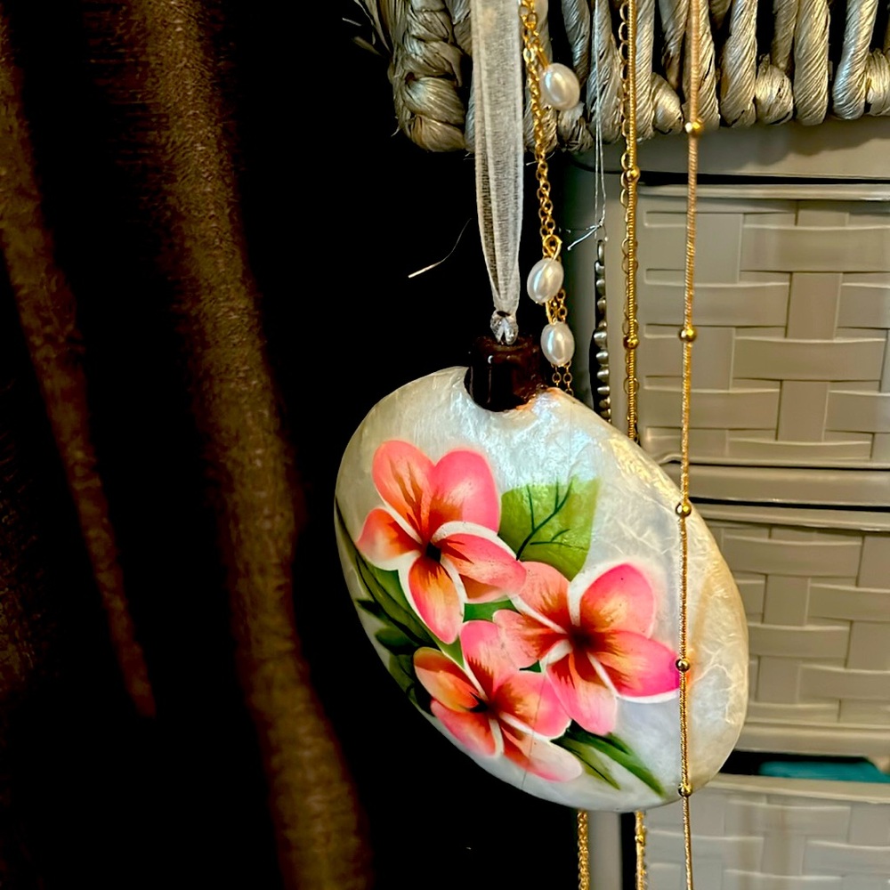 It’s a hanging decoration very delicate. It’s like a shell.